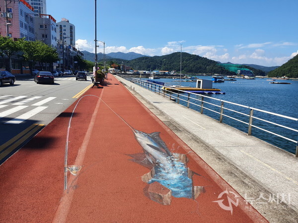 죽림 해안산책로. 통영시 광도면 죽림리에 있는 죽림만을 매립하여 ‘죽림지구’ 신도시를 조성하였으며 죽림지구 해변 제방 방파제 위에 널따란 해안산책로를 조성하였다. 죽림 해안산책로를 걷다보면 동쪽에 죽림만 바다가 펼쳐져 있고 서쪽에는 아파트와 상가 등 대도시를 방불케 하는 도시기반시설이 조성되어 있다. 죽림해안산책로를 걷다보면 ‘내죽도수변공원’도 만나게 되는데, 내죽도수변공원은 죽림만 매립 전에는 ‘내죽도’라는 섬이었는데 매립하면서 육지의 일부가 되었고 현재는 수변공원이 조성되어 있다.  