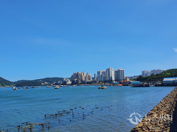죽림해변 매립지와 방파제길. ‘죽림지구’는 2000년 통영시 광도면 죽림리에 있는 죽림만을 매립해 만든 신도시이다. 죽림리 동북쪽 바다에는 ‘이도’가 있으며 죽림리 북쪽 노산리에 있는 광도천이 바다와 접하는 부분부터 방파제를 설치하여 기존 죽림만 인근을 대규모 신도시로 조성하였다. ‘이도’ 건너편에 있는 방파제길에서는 죽림만 바다와 죽림지구 대규모 아파트 단지가 한눈에 조망된다.