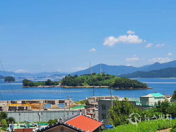 통영 광도면 적덕마을과 입도(笠島). 통영시 광도면 덕포리 적덕삼거리 인근에 적덕마을이 있다. 적덕마을 해변에서는 바로 앞 바다에 있는 ‘입도’가 눈앞에 보이는데, ‘입도(笠島)’는 섬의 생김새가 갓 모양이라서 그러한 이름이 붙여졌다고 한다. 입도(笠島) 부근 해변은 홍합양식을 하기에 좋은 조건을 갖추고 있어서 섬 주변이 온통 홍합 양식용 부표들로 가득 차 있다.