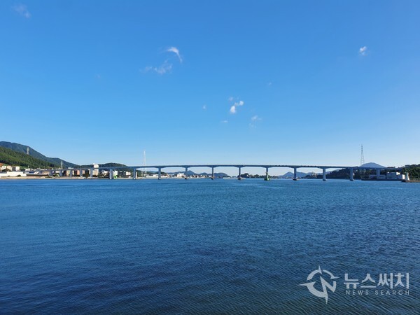 견유마을에서 바라본 거제대교. 통영 용남면 장평리 신거제대교와 거제대교 중간에 제법 큰 어항인 ‘견유항’이 있다. 신거제대교 통영시 진입부 바로 남쪽에 있으며 방파제와 어판장도 있으며 인근에 아파트와 주택도 있는 등 제법 큰 마을인 ‘견유마을’을 이루고 있다. 견유마을에서는 북쪽으로 신거제대교가 눈앞에 보이며 남쪽으로도 거제대교가 뚜렷이 보인다. 예전에는 통영과 거제를 잇는 유일한 대교가 ‘거제대교’ 였는데 교통량이 많아지자 1999년 ‘신거제대교’를 추가로 건설하였다. 거제대교와 신거제대교 아래 바다가 바로 유명한 ‘견내량해협’이다.