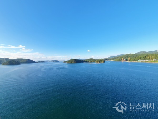 신거제대교 위에서 바라본 고개도. 통영 용남면 장평리 신거제대교 통영진입부에서 신거제대교에 진입한 뒤 동쪽으로 걸어가면 거제시 사등면 오량리에 이르게 된다. 오량리 바닷가에는 후포항이라는 조그마한 포구가 있는데 포구 바로 앞에 ‘고개도’, ‘작은고개섬’, ‘등대도’가 연이어 있다. ‘고개도’는 거제시의 유인도 중 가작 작은 섬인데 현재 1가구가 상주하여 살고 있다. 임진왜란 당시 ‘고개도’는 견내량 반대편 입구 있는 ‘해간도’와 더불어 매우 중요한 위치에 있었다. ‘고개도’와 ‘해간도’는 조선 수군의 정찰 목적을 띤 첨병들의 정박지 역할을 했던 곳으로 전해지고 있다. 신거제대교 위에서는 북쪽방향으로 견내량해협 입구를 지키고 있는 ‘고개도’가 한눈에 조망된다.
