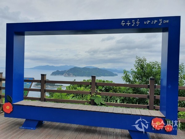 수우도전망대에서 바라본 수우도 풍경. 사량도 윗섬 가장 서쪽에 수우도를 바라볼 수 있는 전망대가 설치되어 있다. 이 전망대 바로 앞에 ‘수우도’가 자리잡고 있는데, ‘수우도전망대’에서는 ‘수우도’ 뿐만 아니라 ‘수우도’ 뒤편에 있는 남해군을 이루는 큰 섬인 ‘남해도’, ‘창선도’도 한 눈에 조망된다.
