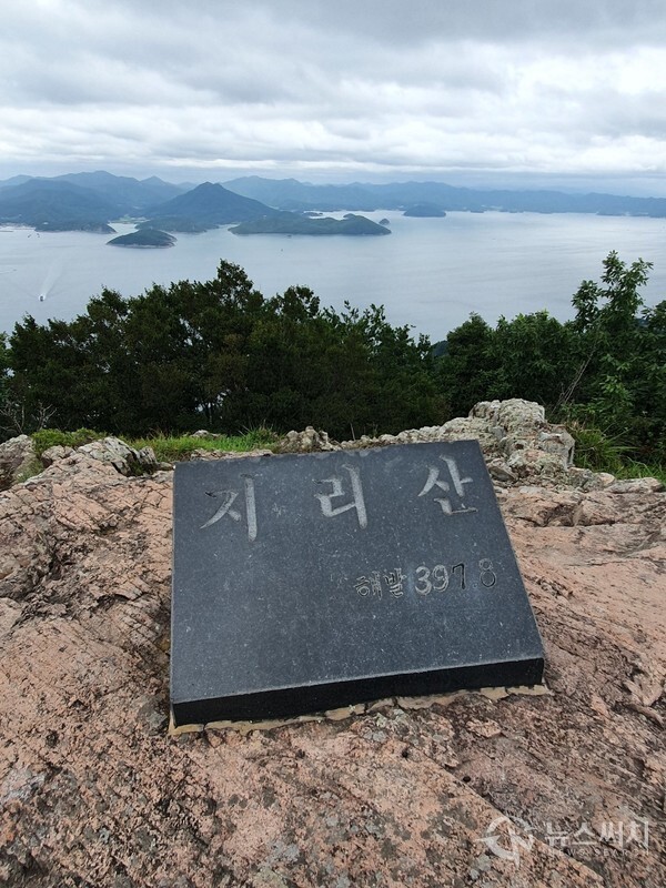 사량도 지리산 정상석. 수우도전망대에서 약 1시간 10분 정도 동쪽방향으로 경사진 숲길과 바윗길을 오르다보면 사량도 지리산 정상에 도착하게 되며, 사각형의 검은색 돌로 된 정상석을 보게 된다. 사량도 지리산 정상은 해발 398m 높이인데, 사실 사량도 윗섬에서 가장 높은 곳은 지리산보다 1m 더 높은 달바위봉(불모산)이지만 대부분 사람들은 지리산을 사량도 윗섬의 대표적인 산으로 부르고 있다.