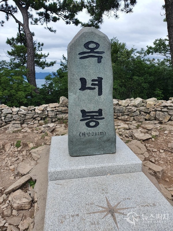 사량도 옥녀봉 정상석. 사량도 옥녀봉은 해발 281m 높이로 그리 높은 봉우리는 아니다. 하지만 웅대한 기암으로 이뤄져 아찔한 스릴을 맛보기에 그만이다. ‘옥녀봉’에는 의붓아버지의 그릇된 욕망에서 자신을 지키기 위해 낭떠러지에 몸을 던진 소녀 이야기가 전해진다. 이 때문에 사량도 주민들은 소녀의 안타까운 죽음을 기리는 마음으로 옥녀봉이 보이는 곳에서는 신랑 신부가 맞절하지 않는다고 한다. 또 신부가 옥녀봉 아래를 지날 때면 반드시 가마에서 내려 걸어갔다고 한다.