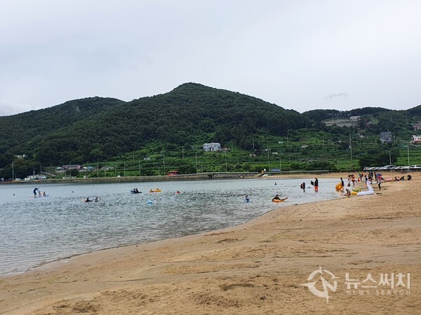 거제 사곡해수욕장. 거제 사등면 사곡리 해변에는 백사장이 넓고 수심이 얕아 가족단위 해수욕장으로 유명한 ‘사곡해수욕장’이 있다. ‘사곡해수욕장’에는 레저시설까지 설치되어 있어서 여름철 통영과 거제시민들이 많이 찾는 곳으로 널리 알려져 있다. 