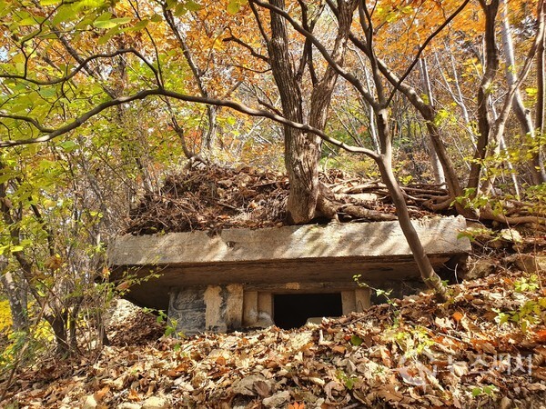 고대산 등산로 인근 콘크리트 벙커. 고대산은 현재 민간인이 갈 수 있는 최북단에 위치한 경기도 산이다. 말이 경기도 연천군이지 바로 옆이 강원도 철원읍이라서 강원도나 마찬가지다. 고대산 산행로 곳곳에는 콘크리트 벙커 등 군사시설 흔적이 많아서 이곳이 최전방에서 그리 멀지 않은 곳이라는 사실을 상기시켜 주고 있다. 