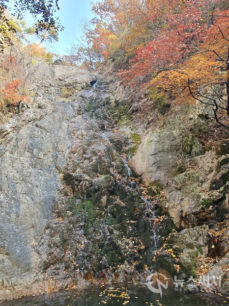 고대산 표범폭포. 고대산 3등산로를 통해 하산하다보면 고대산 북동쪽 골짜기에 ‘표범바위’가 있는데, 깎아지른 바위의 거친 면이 표범 무늬를 닮아서 ‘표범바위’라 이름이 붙여졌다고 한다. 이 ‘표범바위’ 아래 ‘표범폭포’가 흐르고 있는데, ‘표범폭포’에서 흐르는 물은 동막골 계곡과 유원지를 지나 ‘차탄천’과 합류하며, ‘한탄강’으로 유입되어 ‘임진강’으로 들어가며 서해바다로 진출하게 된다. 