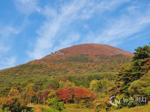 화순 도원명품마을에서 바라본 무등산 정상. 화순군 이서면에 있는 도원명품마을은 무등산 동쪽 중턱에 위치해 있는 작고 아름다운 마을이다. ‘도원명품마을’에는 방문자센터, 정자, 마을벽화길 등이 조성되어 있고 인근에는 자동차야영장도 있다. ‘도원명품마을’에서 바로 뒷산처럼 보이는 봉우리가 무등산 정상인 ‘천왕봉’이라서 ‘도원마을’에는 무등산의 넉넉하고 큰 기운이 충만하다고 알려져 있다. 울긋불긋 단풍에 덮인 무등산 정상 천왕봉의 모습이 한눈에 보이며 봉우리 좌측에 있는 ‘서석대’의 모습 또한 뚜렷이 보인다. 