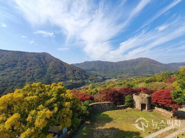 수만리커피 카페에서 바라본 수만리계곡과 만연산. ‘둔병재’를 넘어 서쪽 지역이 화순읍 수만리이다. 수만리 중턱에 나 있는 ‘안양산로’를 따라 서쪽방향으로 조금 가면 여행객들에게 풍광이 뛰어나기로 제법 알려진 카페 ‘수만리커피’가 있다. ‘수만리커피’ 카페건물에서는 앞쪽으로 수만리계곡이 자리 잡고 있고, 계곡 너머 만연산이 병풍을 두르듯 펼쳐져 있어 장관이다. 또한 카페 바로 뒤에 안양산이 있어 화순 수만리 일대의 풍경이 파노라마처럼 조망된다. 수만리커피 카페에서 수만리 일대를 조망하면 수만리 일대가 왜 “호남의 알프스”라고 불리우는 까닭을 이해할 수 있다.  