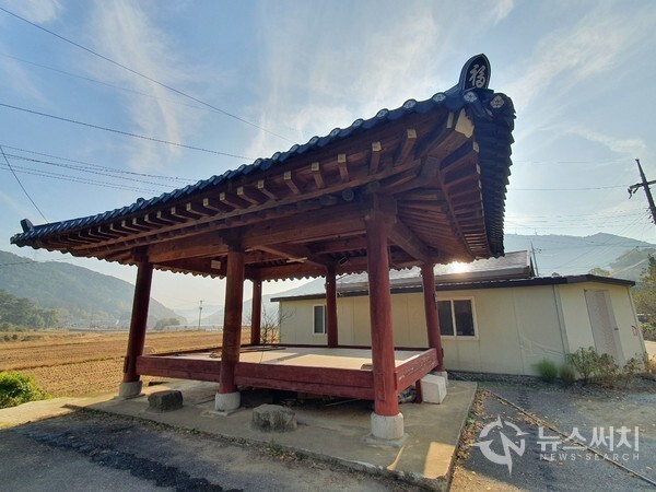화순 안심리 안심마을 정자. 무돌길 제8길 ‘영평길’ 종착점이자 제9길 ‘안심길’ 시작점은 화순군 이서면 안심리 ‘안심마을’ 정자이다. 안심마을 정자 인근에 무돌길 9길 표시말뚝이 박혀 있다. ‘안심마을’ 정자는 설치한 지 그리 오래되지 않은 전형적인 시골마을 4각 정자 모습이다.  