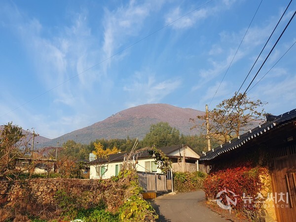화순 영평마을 골목에서 바라본 무등산 정상. 화순군 이서면 영평면 영평마을은 무등산 정상인 천왕봉 동쪽 중턱에 있는 마을이다. 영평마을에서는 어디서나 무등산 정상이 한눈에 조망된다. 