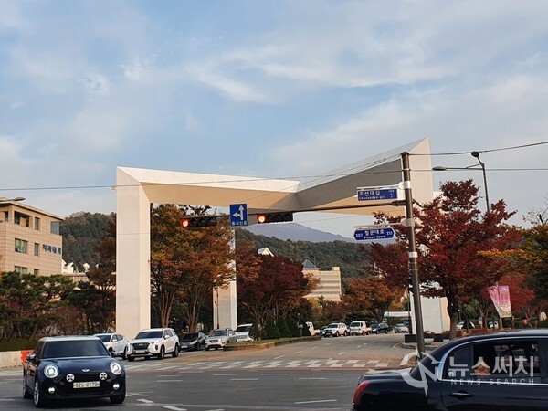 광주 서석동 조선대학교 정문. 무돌길 제15길 ‘폐선푸른길’은 광주역에서 남광주역까지 있었던 과거 경전선 철길 구간이 도시 외곽으로 이설된 후 그 구간을 공원과 산책길로 조성하여 만든 길이다. 남광주폐역에서 시작하여 학동에 전남대학교병원과 전남대학교 학동캠퍼스를 지나면 서석동에 있는 조선대학교 정문 앞을 지나게 된다. ‘조선대학교’는 호남의 대표적인 사립 종합대학교이다. 