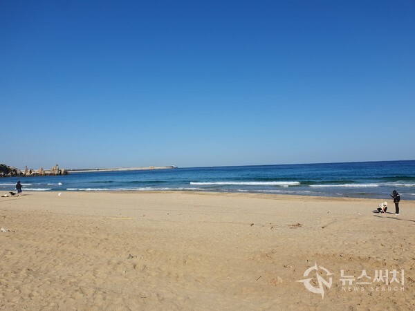 증산해수욕장. 삼척해변과 쏠비치 삼척리조트를 지나 고개를 넘으면 삼척시 증산동에 있는 ‘증산해수욕장’이 나온다. ‘증산해수욕장’은 추암해수욕장과 연결되어 있는데, 증산해수욕장까지는 강원도 삼척시 증산동이고, 추암해수욕장부터는 강원도 동해시 추암동으로 행정구역이 바뀐다. 증산해수욕장은 넓은 백사장과 좋은 접근성으로 알려져 있다. 