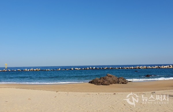 작은 후진해변. ‘삼척 이사부길’ 중에 삼척항에서 후진항까지는 동해안 바위 절벽이 이어져 있고 절벽 위로 아름다운 해안길이 지속된다. 그러다가 후진항부터는 바위절벽이 사라지고 바닷가 모래해변이 눈앞에 펼쳐진다. ‘후진항’은 삼척시 교동에 있는 조그마한 항구인데 후진항 방조제 바로 위쪽 삼척해변 못 미쳐 ‘작은 후진해변’이 자리잡고 있다. 이름 자체에서 알 수 있듯이 약간 작은 규모의 모래백사장이 펼쳐져 있는 전형적인 동해바다 해변이다. 