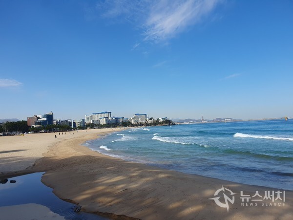 삼척해변. 삼척시 교동에 유명한 ‘삼척해변’이 있다. ‘삼척해변’에는 해수욕장과 횟집, 맛집 식당, 까페 등이 줄지어 있어 관광객들과 삼척시민들의 휴식과 데이트 장소로 유명한 곳이다.  