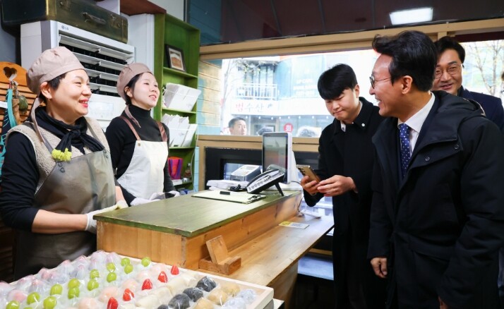 김민석 국무총리, 대전 빵집골목 찾아...