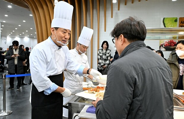오세훈 서울시장, 2일 구내식당에서 ...