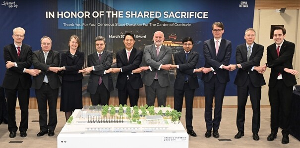 오세훈 시장,  감사의정원 석재기증국...