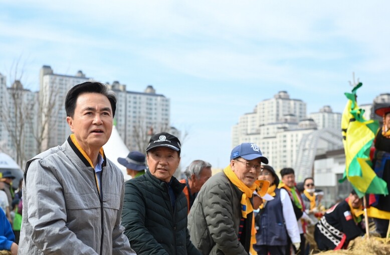 충남도 ‘대화합의 끈’ 맞잡고 건강·...