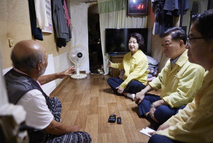 추미애 경기도지사, 뚝방촌 폭염 취약...
