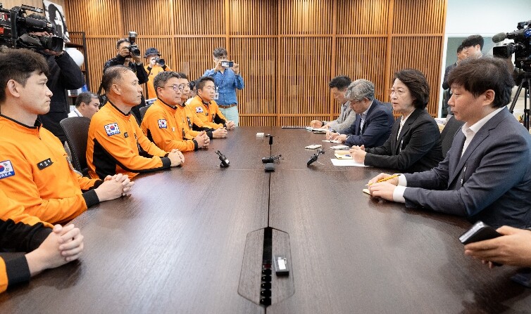 추미애 경기도지사, 도청사 찾은 현장...